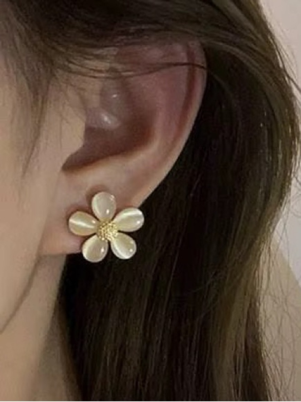 Exquisite Pearl Flower Stud Earrings in Cream and Gold